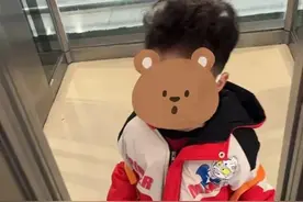 宝妈着急下车却把娃落在车上！紧急时刻他们出手了图片