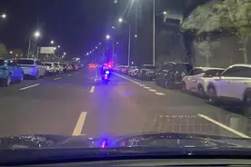 看完演唱会找不到爱车，辅警骑着巡逻车帮女司机找回图片