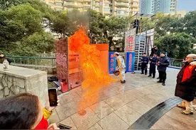 水能泼在起火油锅上吗？消防员在小区讲解灭火知识，居民说“受教了”图片
