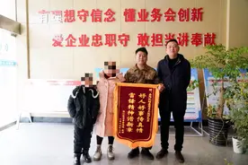 “谢谢叔叔，送我回家！”图片
