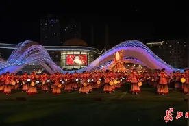 总台春晚武汉分会场灯光总设计师揭秘舞美亮点：三大主舞台绽放英雄之光图片