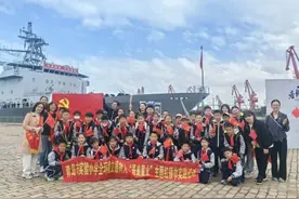 筑梦深蓝 岛城观舰——青岛市实验小学参加海军节舰艇开放日活动图片
