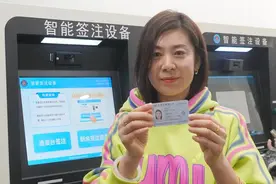 智能签注5分钟办好！青岛签发首张往来港澳“个人旅游签注”图片