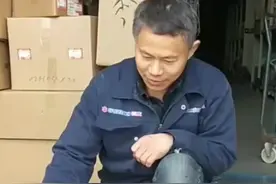 有两把刷子！农村大叔用牙刷和沙写字火出圈图片