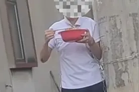 女孩被人用铁链拴在电线杆上，举止怪异，村委会：女孩有精神问题，已经报警了视频封面