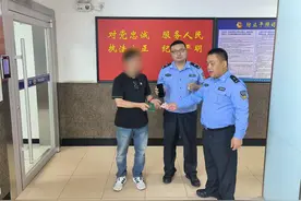 女子捡到万元财物不愿归还，民警辅警耐心普法，失物最终完璧归赵图片