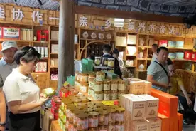 廉江劳模到融水疗休养 买了好多融水农特产品图片