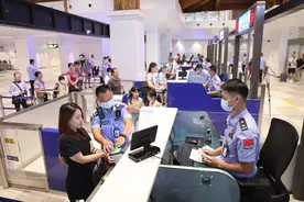 开启畅游三亚“city  walk”！海南迎来首批144小时免签来琼旅客图片