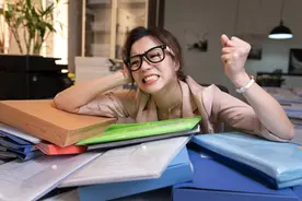 “我是中国首富！”本是“乖乖女”的大一女生性情大变，每天精力旺盛，疯狂买买买图片