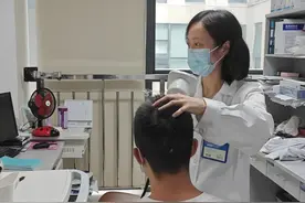 周末·健康丨每天睡5小时，16岁男孩秃了：我也不知道学习和头发哪个更重要了？图片