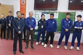 济南文旅董事长白冰看望慰问山东泰山将士，感谢球队辛勤付出图片
