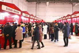 2025年山东省春风行动在新区启动，招聘会上超两万个岗位吸引众多求职者图片