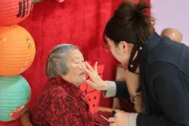 岁月为证，情长如初！定格一份属于暮年的爱恋→图片