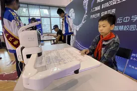 机器人编队“舞进”中学校园图片