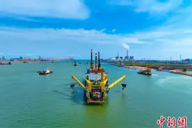 中国自主建造首艘超大型自航绞吸船“天鲸号”投入平陆运河建设施工图片