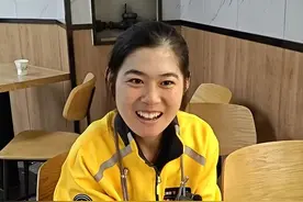 杭州一脑瘫女生送外卖7年摔坏6辆车，平台为脑瘫女骑手差评订单免责图片