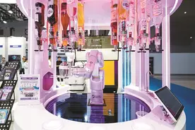 宝安展区：AI酒吧45秒调出鸡尾酒图片
