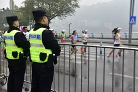 先“跑”一步 江北公安护航重庆女子半马赛图片