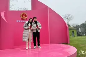 户外颁证！这种结婚领证方式很新颖图片
