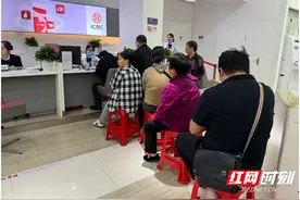 工行张家界永定支行全力做好第三代社保卡换发工作图片