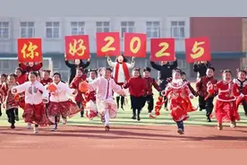 萌娃穿新衣，喜迎2025新年来到图片
