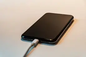 为什么手机最后1%的电可以用很久？原来我们都被它骗了图片