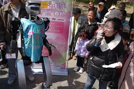 春晚同款机器人来了！“小天”和社区居民共享春色图片