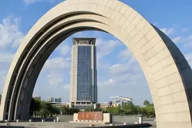 孕期女老师因“非升即走”被解聘？涉事学校回应图片