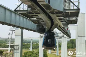 凌空飞行！武汉空轨列车科技感十足图片