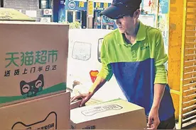 每天走25个小区，日均派送120多件快递……他摇晃着身子走出了坚实人生！图片
