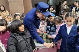 山水龙城小学学子探秘“火焰蓝”的守护密码图片