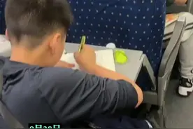 这届学生太卷了！孩子们在高铁上赶假期作业。孩子：不写一下显得很违和。图片