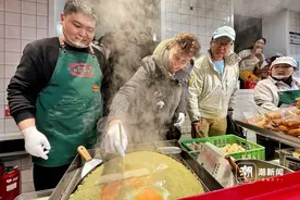 摊煎饼果子、逛文玩市场…埃文·凯尔在天津体验中国文化图片