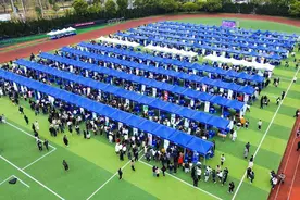 春招开启！2025年浙江省首场大型校园招聘会上，400家单位进校揽才图片