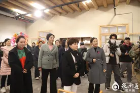 奥运冠军邓亚萍来泉，盛赞城市魅力：“印象最深的是这里有丰富的美食！”图片