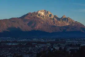 丽江玉龙雪山映朝晖图片