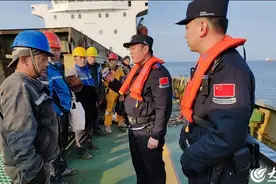 董家口边检站和董家口海事局联动查处锚地船舶“黑搭靠”图片