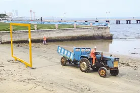 保洁人员清理海滩图片
