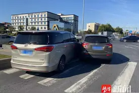 两车同时左转发生刮擦，为何判定一方全责？图片