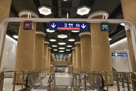 在3号线各站里“品位京城”，工人体育场站现熊猫踢球图片
