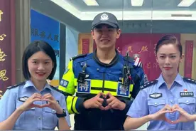 坡子街派出所警营开放日，民警示范正确打卡姿势图片