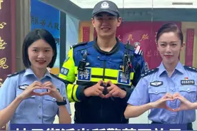 坡子街派出所警营开放日，民警示范正确打卡姿势图片