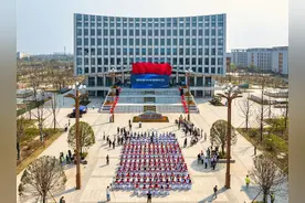 雷军回仙桃中学演讲，幽默调侃自己：“仙桃普通话”是浓浓的仙桃烙印图片