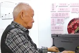 跳舞踢毽子 打牌耍花棍 地铁站变身“老年活动中心”图片