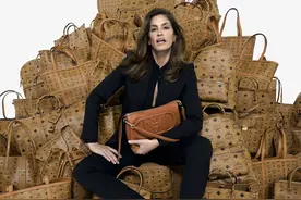 回溯经典  焕然新生 MCM联袂超模CINDY CRAWFORD，呈现全新2023秋冬广告大片图片