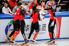 中国队夺得短道速滑世巡赛北京站男女混合接力金牌图片