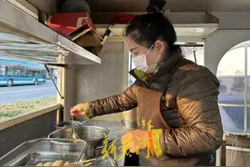 无声的爱！济南80后聋哑夫妻每天卖上百串炸串供孩子上大学图片