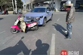 又是全责！小轿车司机驾车右转，疏于观察撞上电动车图片