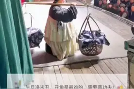 1月6日，浙江兰溪。婺剧演员扮武大郎在台上走“矮子步”，到了幕后才发现，原来他这么高。图片