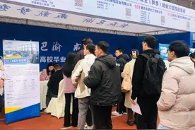 重庆这场大型双选会提供岗位近1.1万个 吸引万名毕业生现场求职图片